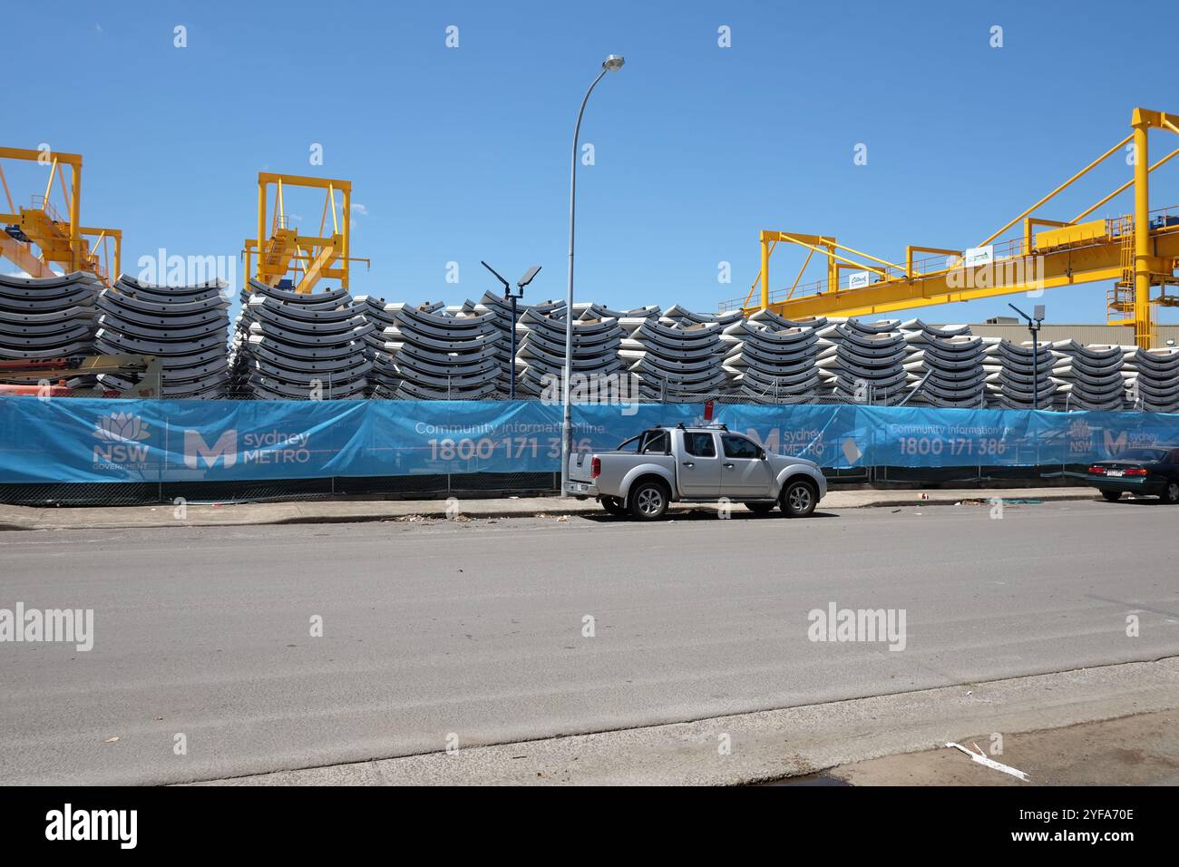Gelbe Portalkräne im Sydney Metro Depot in Sydenham mit gekrümmten Betonfertigteilen für den Tunnelbau Stockfoto