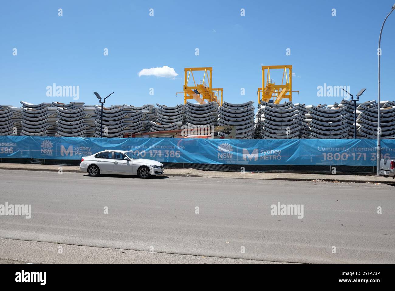Sydney Metro Depot in Sydenham mit geschwungenen Betonfertigteilen für Tunnelbau und gelbem Portalkran Stockfoto