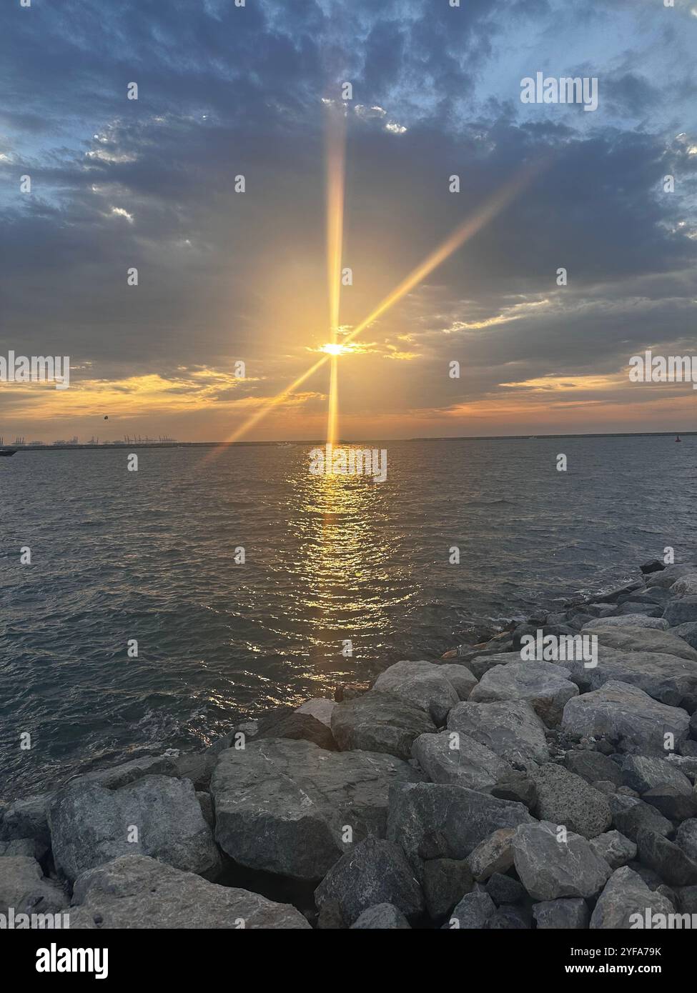 Blick auf das Meer bei Sonnenuntergang von The Palm, Dubai, Vereinigte Arabische Emirate - Smartphone-aufgenommenes Stockfoto