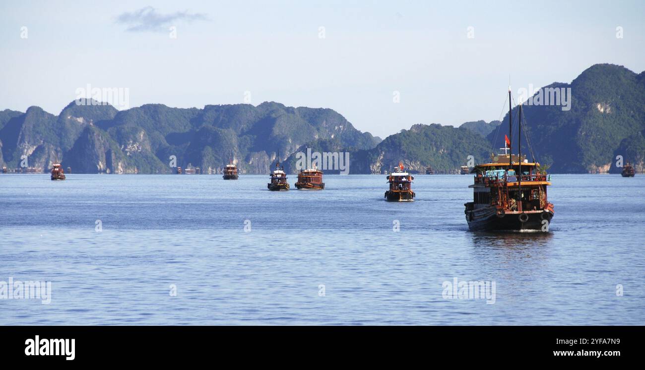 Hölzerne Touristenboote segeln in der berühmten Halong-Bucht im Nordosten Vietnams, Asien Stockfoto