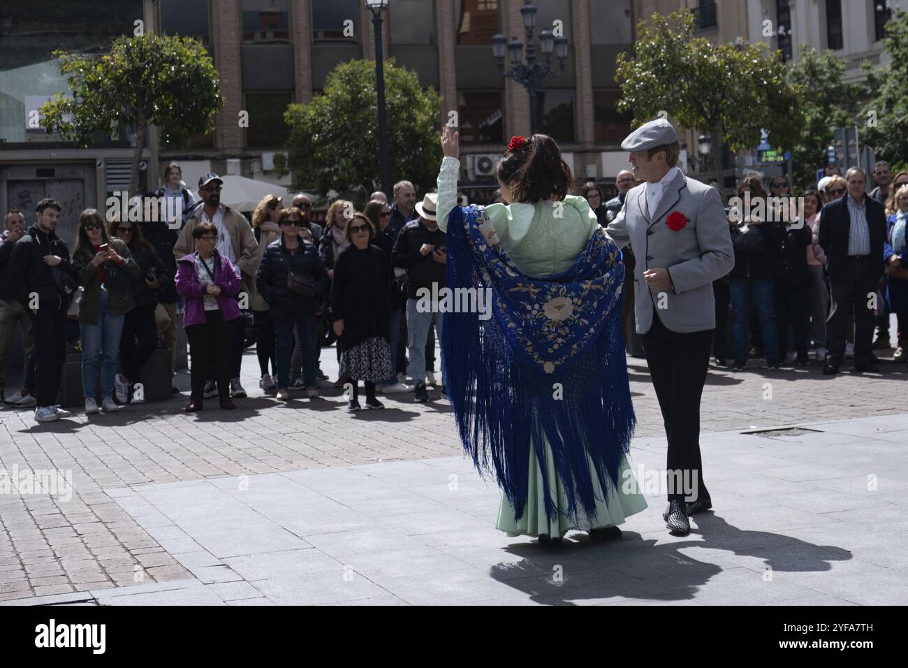 Madrid, Spanien, 2. Mai 2024: Spanische Tänzer tanzen Flamenco in den Straßen von Madrid Spanien. Tänzer tanzen in der Öffentlichkeit, Europa Stockfoto