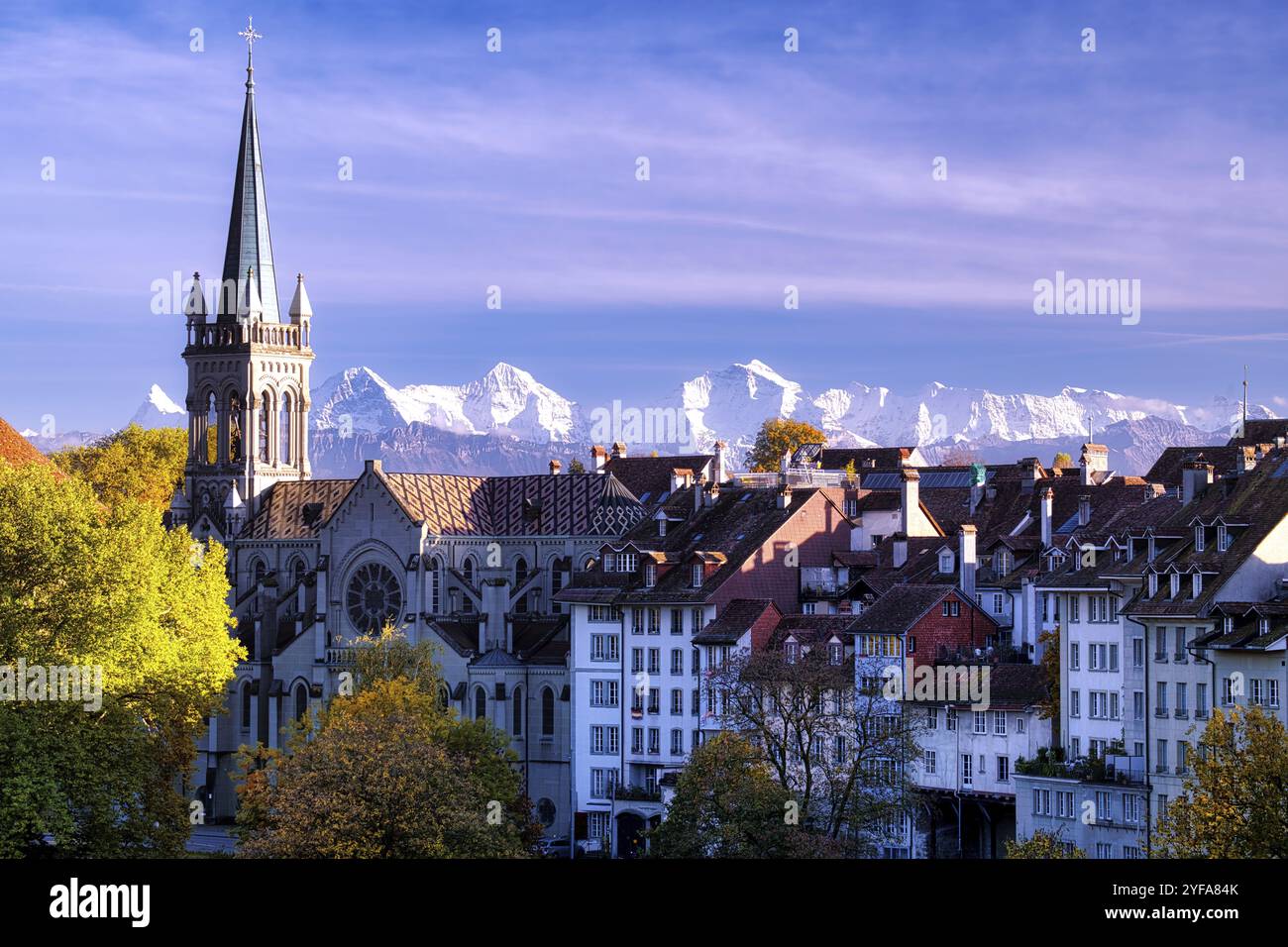 Berns Altstadt mit St. Peter und Paul Kirche, UNESCO-Weltkulturerbe, schneebedeckte Berner Alpen dahinter, Kanton Bern, Schweiz, Europa Stockfoto