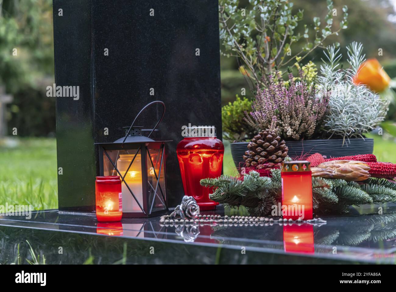 Allerheiligen auf dem Bergfriedhof in Stuttgart. Katholiken gedenken ihrer verstorbenen Verwandten. Grabdekorationen und Kerzen. Stuttgart, B Stockfoto