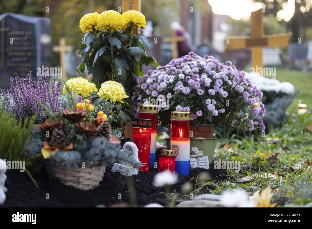 Allerheiligen auf dem Bergfriedhof in Stuttgart. Katholiken gedenken ihrer verstorbenen Verwandten. Grabdekorationen und Kerzen. Stuttgart, B Stockfoto