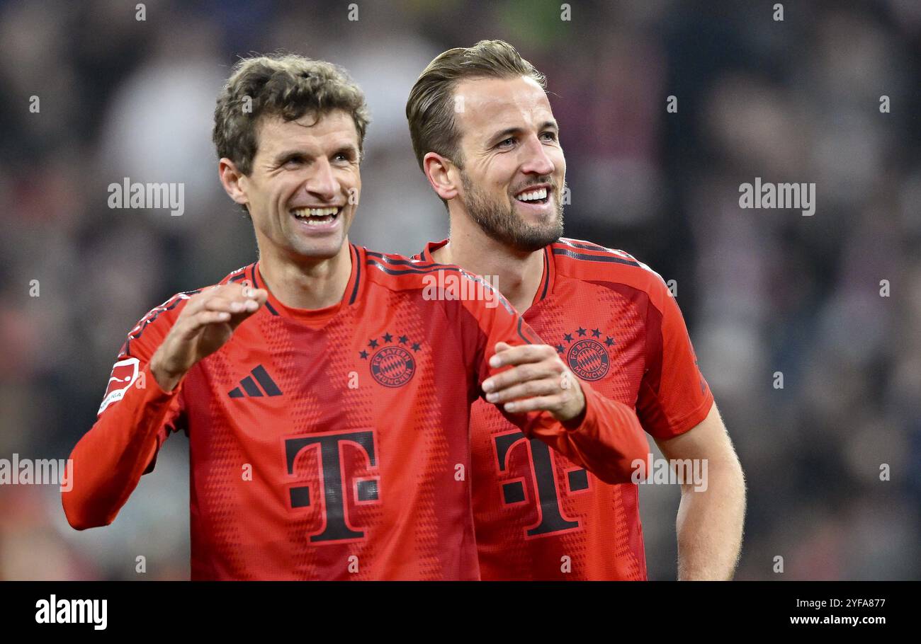 Thomas Müller FC Bayern München FCB (25) und Harry Kane FC Bayern München FCB (09) lachen im Feiern, Allianz Arena, München, Bayern, Deutschland, Europa Stockfoto