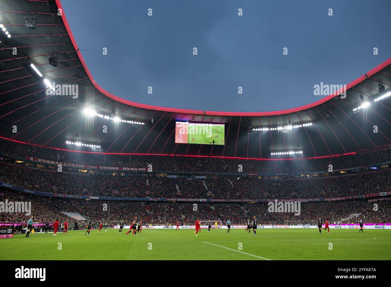 Übersicht, Allianz Arena beleuchtet, Anzeigetafel, Fußball, Bundesliga, FC Bayern München FCB gegen 1. FC Union Berlin FCU, Blue Hour, Allianz Arena, M Stockfoto