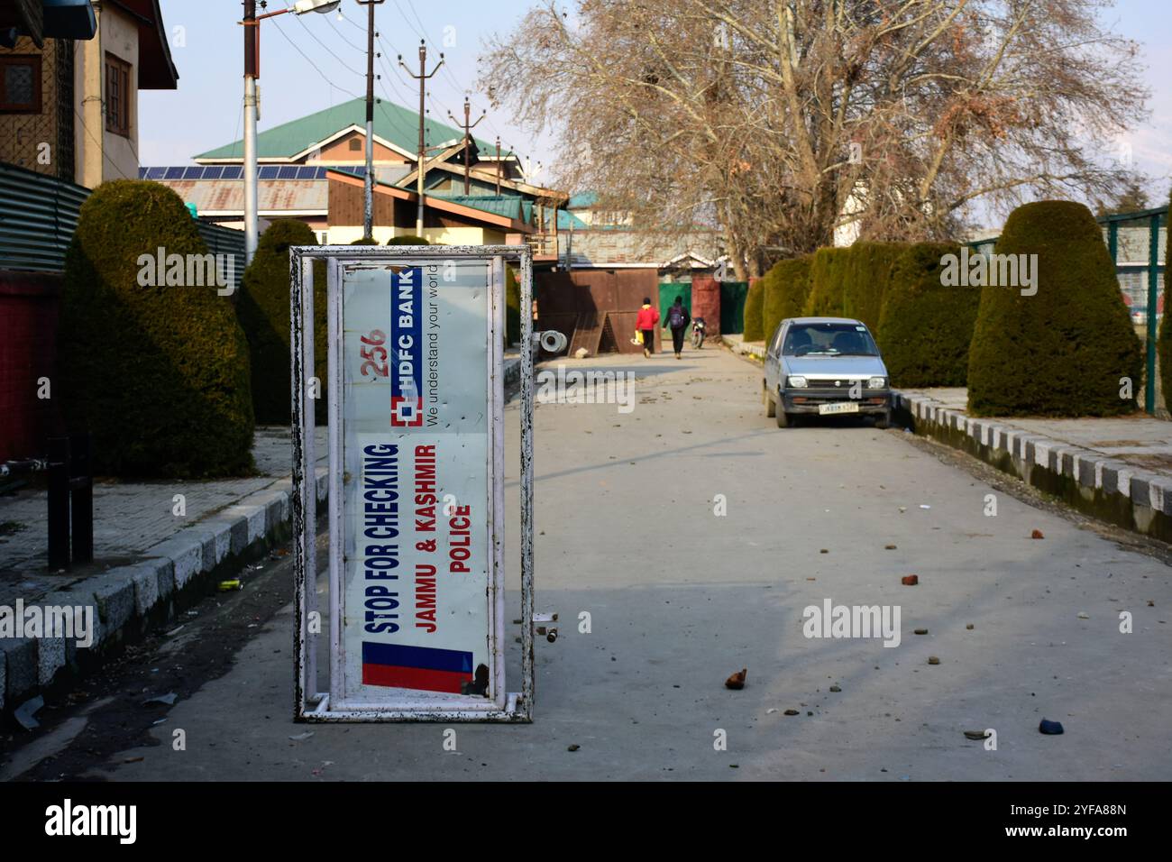 Srinagar, Kaschmir. 17. Dezember 2019. Das Islamiekolleg in Srinagar, nach Zusammenstößen zwischen Studenten und indischen Kräften am Institut. Am 15. Dezember brachen am Islamia College aus Solidarität gegen die Anwendung von Gewalt gegen Studenten an der Jamia Millia Universität in der indischen Hauptstadt Neu-Delhi Proteste aus. Studenten protestierten an der Universität in New Dheli gegen das neue indische Staatsbürgerschaftsgesetz, das nicht-muslimischen Minderheiten aus Nachbarländern die Staatsbürgerschaft gewähren soll Stockfoto