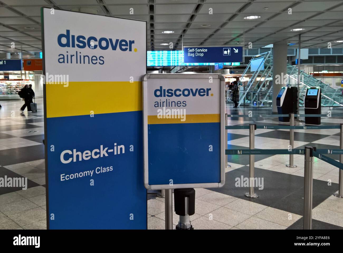 Discover Airlines - Check-in am Flughafen. Die EW Discover GmbH, im Aussenauftritt Discover Airlines, ist eine deutsche Fluggesellschaft und Teil der Lufthansa Group. Die Airline bietet touristische Flüge auf der kurz-, Mittel- und Langstrecke an. Bis zum 5. September 2023 operierte das Unternehmen unter dem Namen Eurowings Discover *** Discover Airlines Check-in am Flughafen die EW Discover GmbH, auch bekannt als Discover Airlines, ist eine deutsche Fluggesellschaft und Teil der Lufthansa Group die Fluggesellschaft bietet bis zum 5. September 2023 Touristenflüge auf kurz-, Mittel- und Langstreckenflügen an Stockfoto