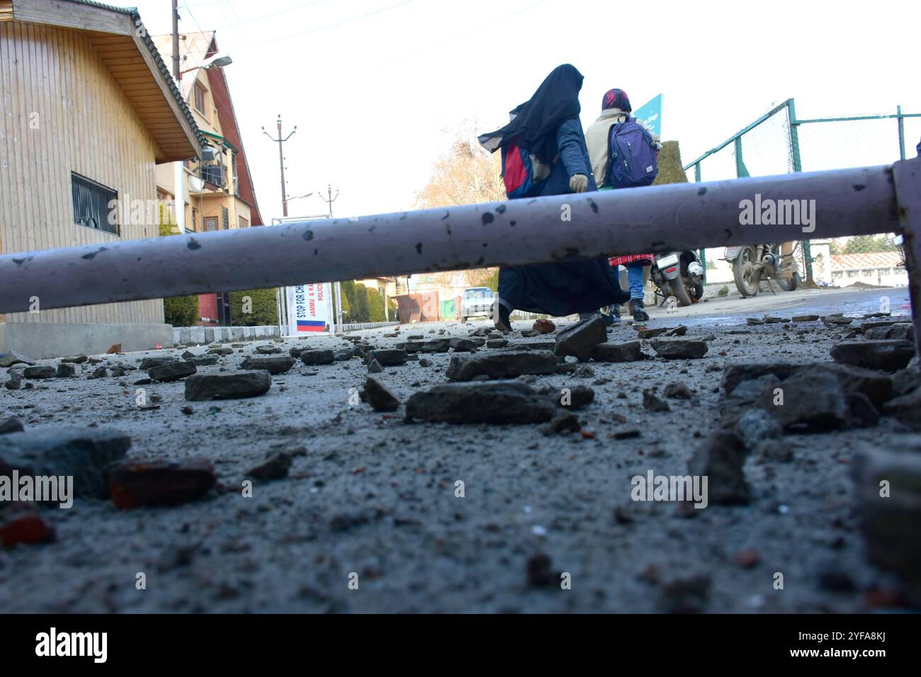 Srinagar, Kaschmir. 17. Dezember 2019. Das Islamiekolleg in Srinagar, nach Zusammenstößen zwischen Studenten und indischen Kräften am Institut. Am 15. Dezember brachen am Islamia College aus Solidarität gegen die Anwendung von Gewalt gegen Studenten an der Jamia Millia Universität in der indischen Hauptstadt Neu-Delhi Proteste aus. Studenten protestierten an der Universität in New Dheli gegen das neue indische Staatsbürgerschaftsgesetz, das nicht-muslimischen Minderheiten aus Nachbarländern die Staatsbürgerschaft gewähren soll Stockfoto