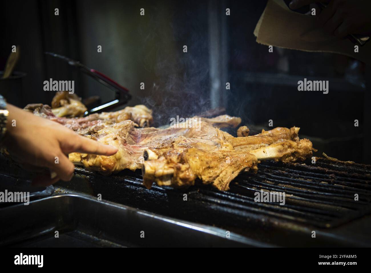 Frittiertes, köstliches Fleisch auf Grill auf der Snackstraße in Peking China. Asiatische Küche Stockfoto
