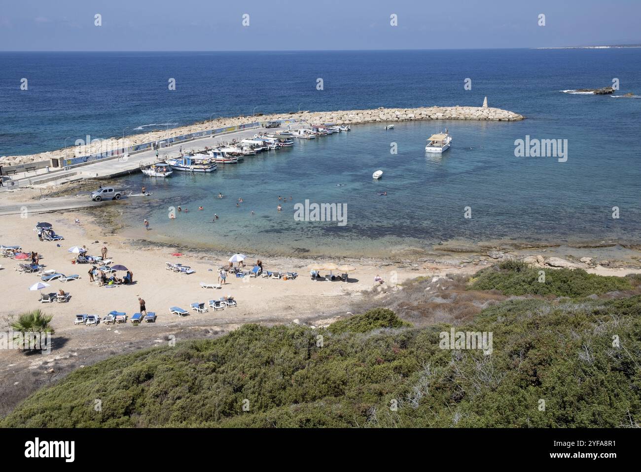 Paphos, Zypern, 13. September 2020: Kleiner Fischerhafen mit Touristen, die im Sommer im Meer entspannen und schwimmen. Halbinsel Akamas, zypern, Europa Stockfoto