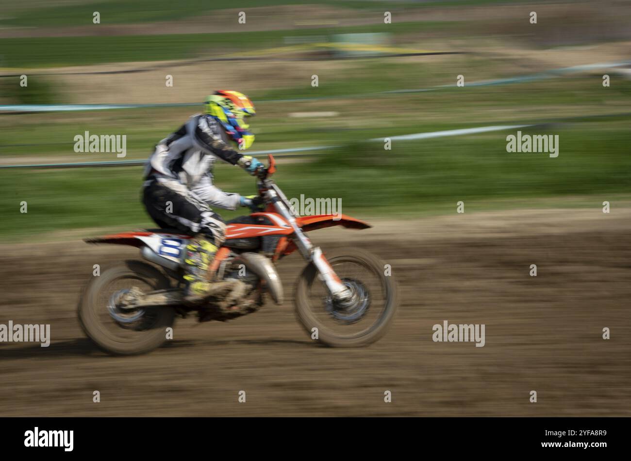 Unanerkannter Athlet, der auf einem Motorradsport bei einem Motocross-Rennen fährt. Exreme Sport mit hoher Geschwindigkeit Stockfoto