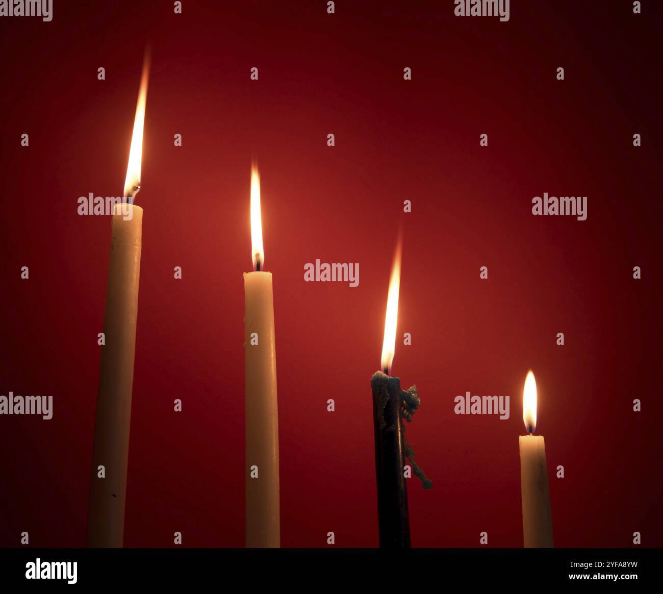 Heilige religiöse Kerzen brennen und schaffen eine geheimnisvolle Atmosphäre Stockfoto