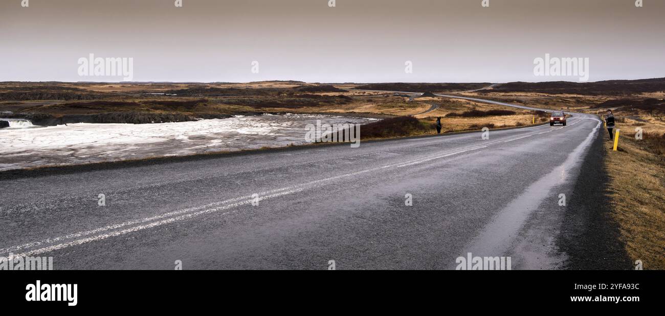 Auf der Halbinsel Snaefellsnes in Island gibt es eine gerade Landstraße mit Auto und schneebedeckten Bergen Stockfoto