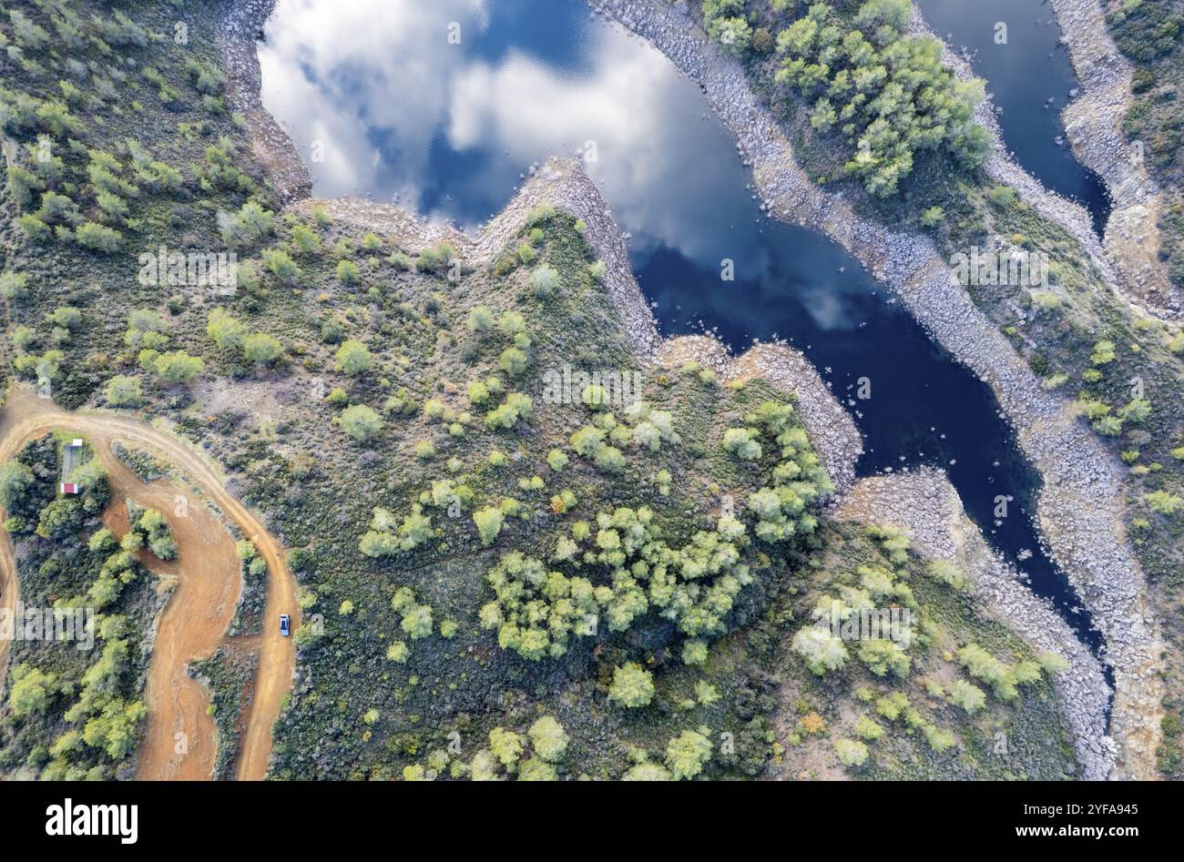 Drohnenansicht eines Damms mit sauberem Wasser im Wald. Lefkara Wasserreservoir Larnaca Zypern Stockfoto