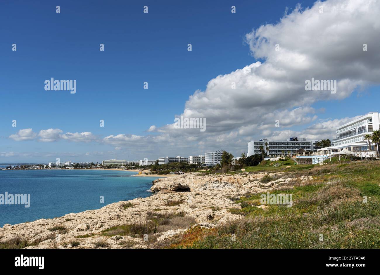 Felsige Küste am berühmten Ferienort Agia Napa auf Zypern. Idyllischer touristischer Ort mit Luxushotels für perfekten Urlaub Stockfoto