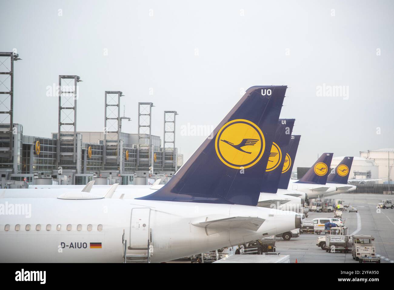 Frankfurt Deutschland- 19. Oktober 2018: Flugzeuge der Lufthansa auf der Start- und Landebahn am Terminal 1 des Frankfurter Flughafens Stockfoto