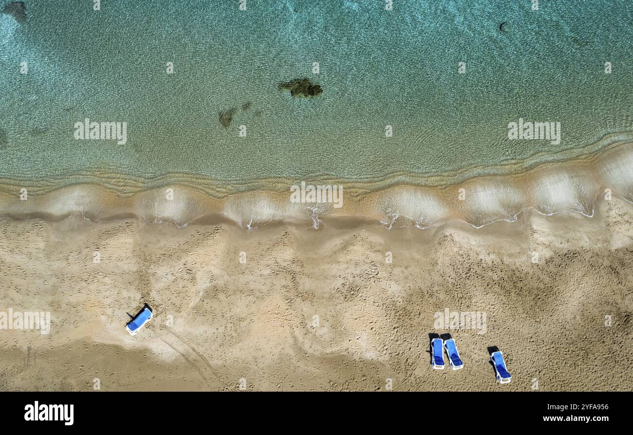Luftaufnahme vom fliegenden Drohnen des leeren Sandstrandes mit goldenem Sand im Winter. Protaras Zypern Stockfoto