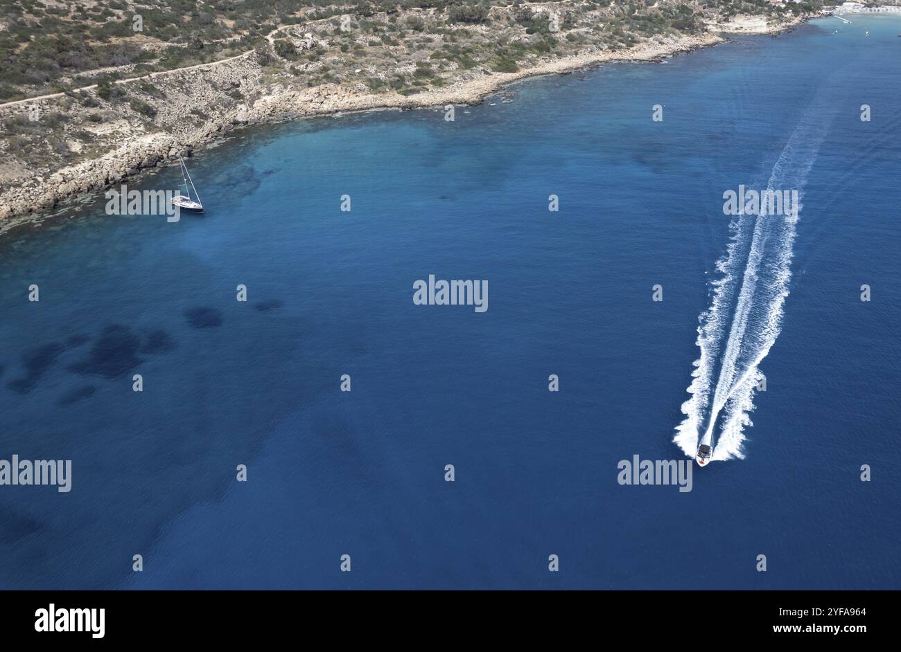 Luftaufnahme des Schnellmotorbootes auf offener See. Protaras Cape Greco Cypus Stockfoto