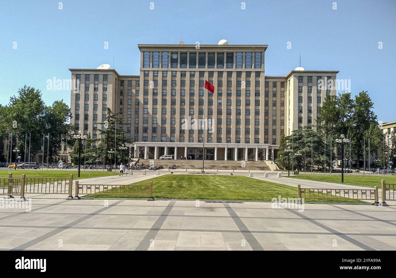 Peking, China - 1. Juni 2018: Haupteingang des berühmten und renommierten Tsinghua University Gebäudes in Peking, China, Asien Stockfoto