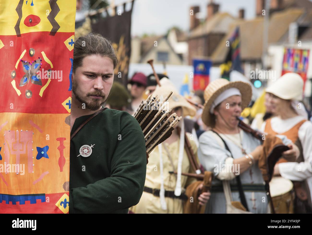 Canterbury, Kent, Vereinigtes Königreich, 8. Juli 2017: Menschen, die bei der jährlichen mittelalterlichen Parade in Canterbury in Kent, Vereinigtes Königreich, paraden Stockfoto