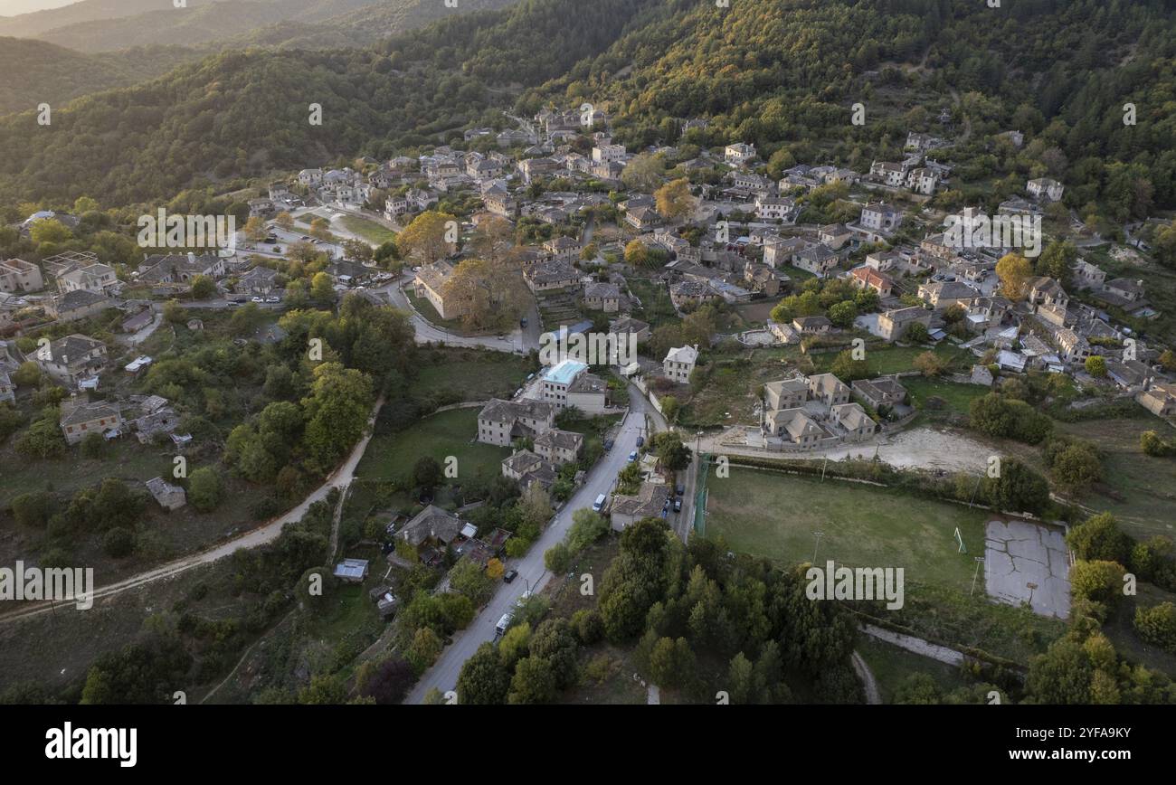 Drohnenlandschaft des traditionellen Dorfes Papingo Zagorochoria, Epirus, Ioannina Griechenland Europa Stockfoto