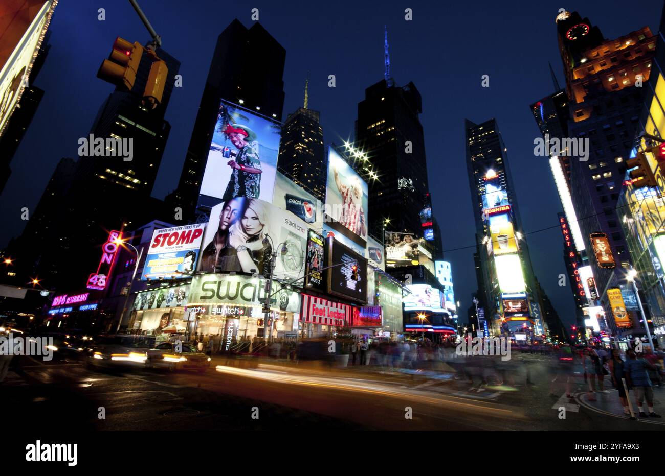 New York City, USA, 20. Juli 2011: New York Times Square mit Menschen, die am späten Abend spazieren gehen und bauen, mit Neonschildern in New York City, Norden Stockfoto