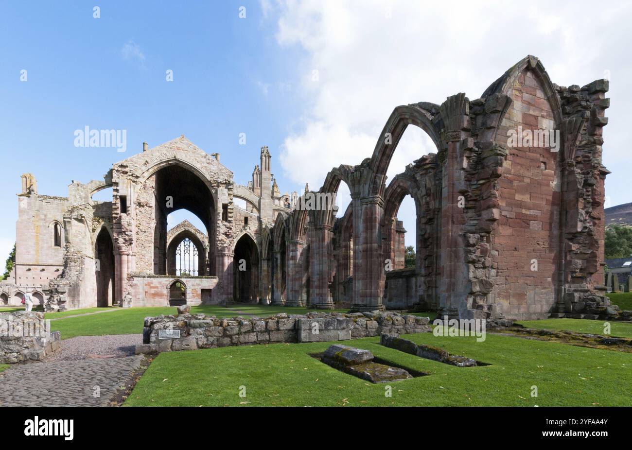 Ruinen der berühmten St. Mary Abbey im Dorf Melrose in Schottland, Großbritannien, Europa Stockfoto