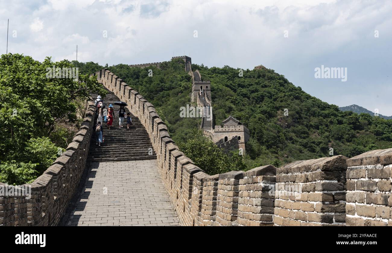 Mutianyu, Peking, China, 7. Juni 2018: Touristen wandern an der berühmten Chinesischen Mauer, eines der sieben Weltwunder in Mutianyu SEC Stockfoto