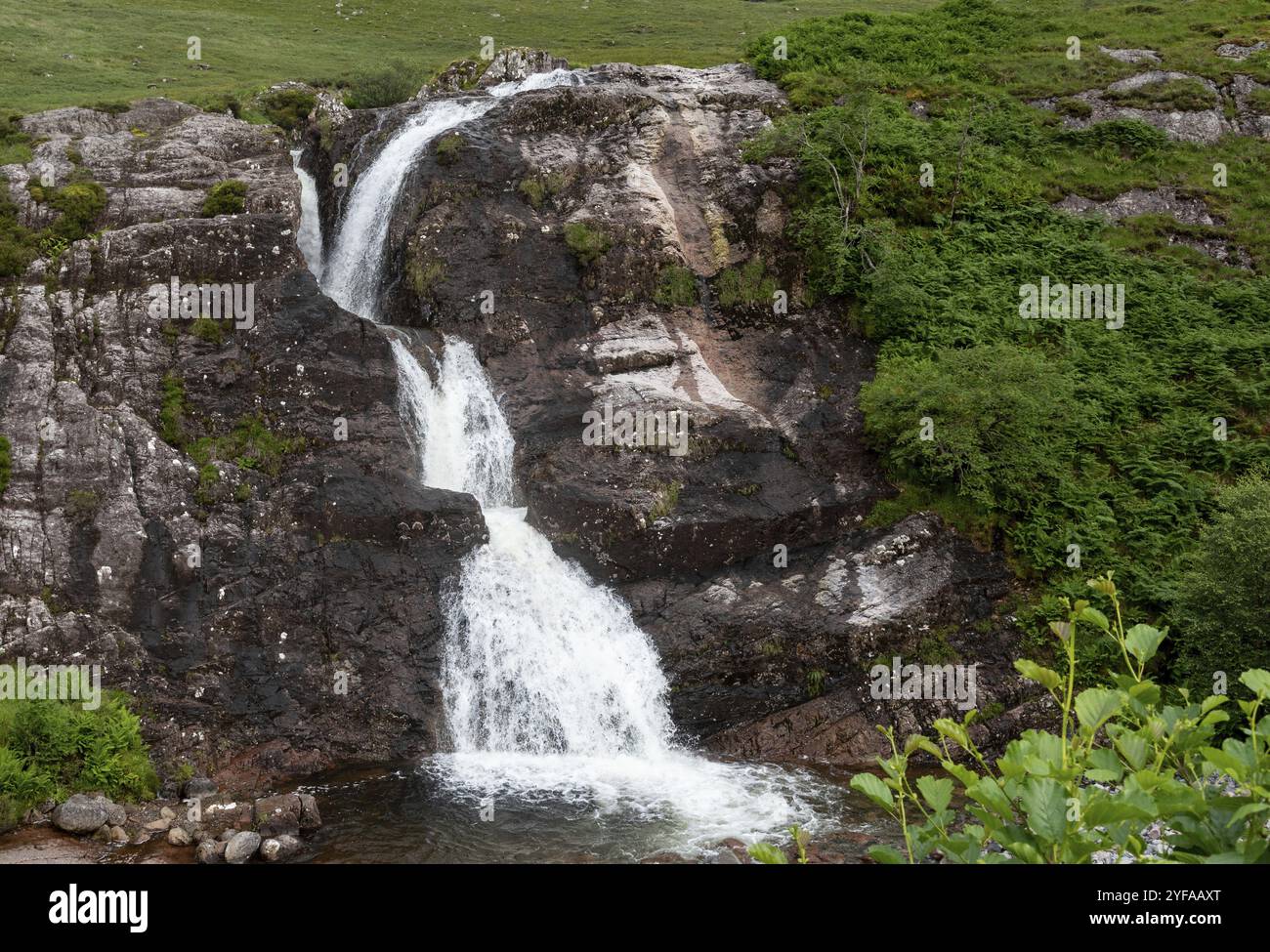 Das Wasser fließt in den wunderschönen Wasserfällen des Treffens der drei Gewässer im Hochland Schottlands Stockfoto