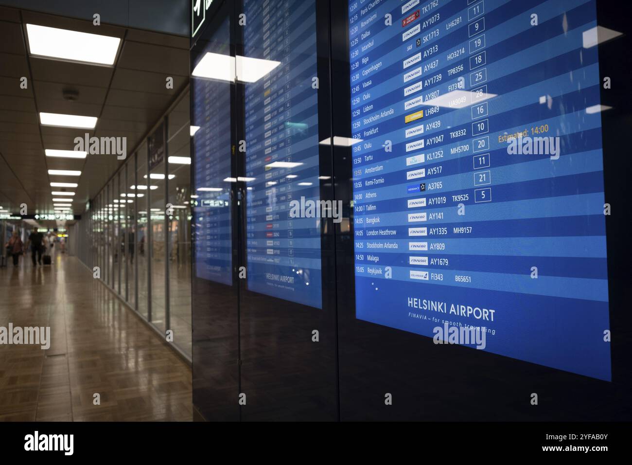 Helsinki, Finnland, 23. Juli 2024: Beleuchtete elektronische Hinweistafel für Ankunft und Abflug, Europa Stockfoto