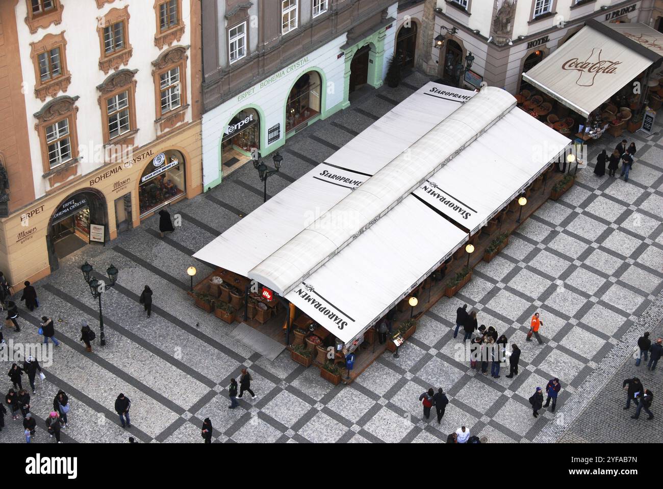 Prag, Tschechisch, 12. März 2009: Touristen auf dem malerischen Altstadtplatz von Prag mit Cafés und wunderschönen bunten Gebäuden Stockfoto