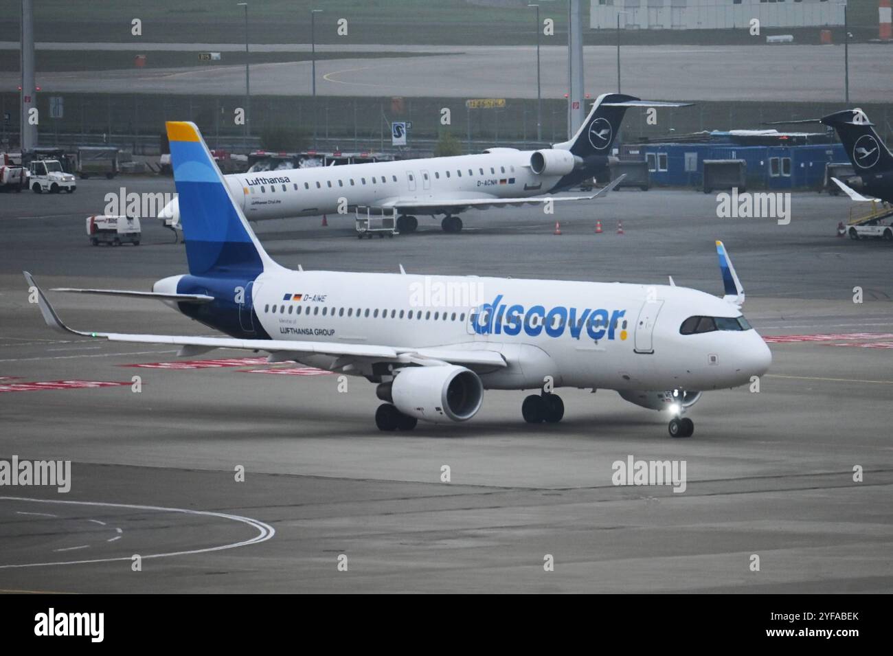 Flughafen München, Franz Josef Strauss, IATA-Code MUC. Foto: Airbus A320-214 der Discover Airline. Die EW Discover GmbH, im Aussenauftritt Discover Airlines, ist eine deutsche Fluggesellschaft und Teil der Lufthansa Group. Die Airline bietet touristische Flüge auf der kurz-, Mittel- und Langstrecke an. Bis zum 5. September 2023 operierte das Unternehmen unter dem Namen Eurowings Discover *** Flughafen München, Franz Josef Strauss, IATA-Code MUC Photo Airbus A320 214 der Discover Airbus EW Discover GmbH, auch bekannt als Discover Airlines, ist eine deutsche Fluggesellschaft und Teil der Lufthansa Group the airli Stockfoto