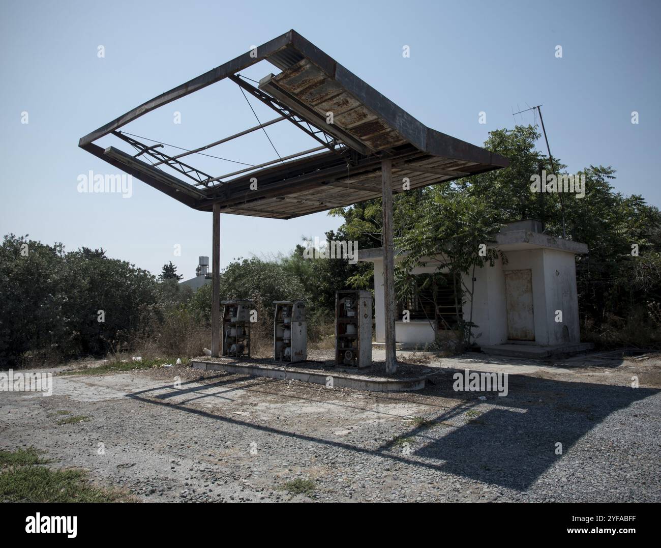 Ruinen einer verlassenen Benzin- und Tankstelle Stockfoto
