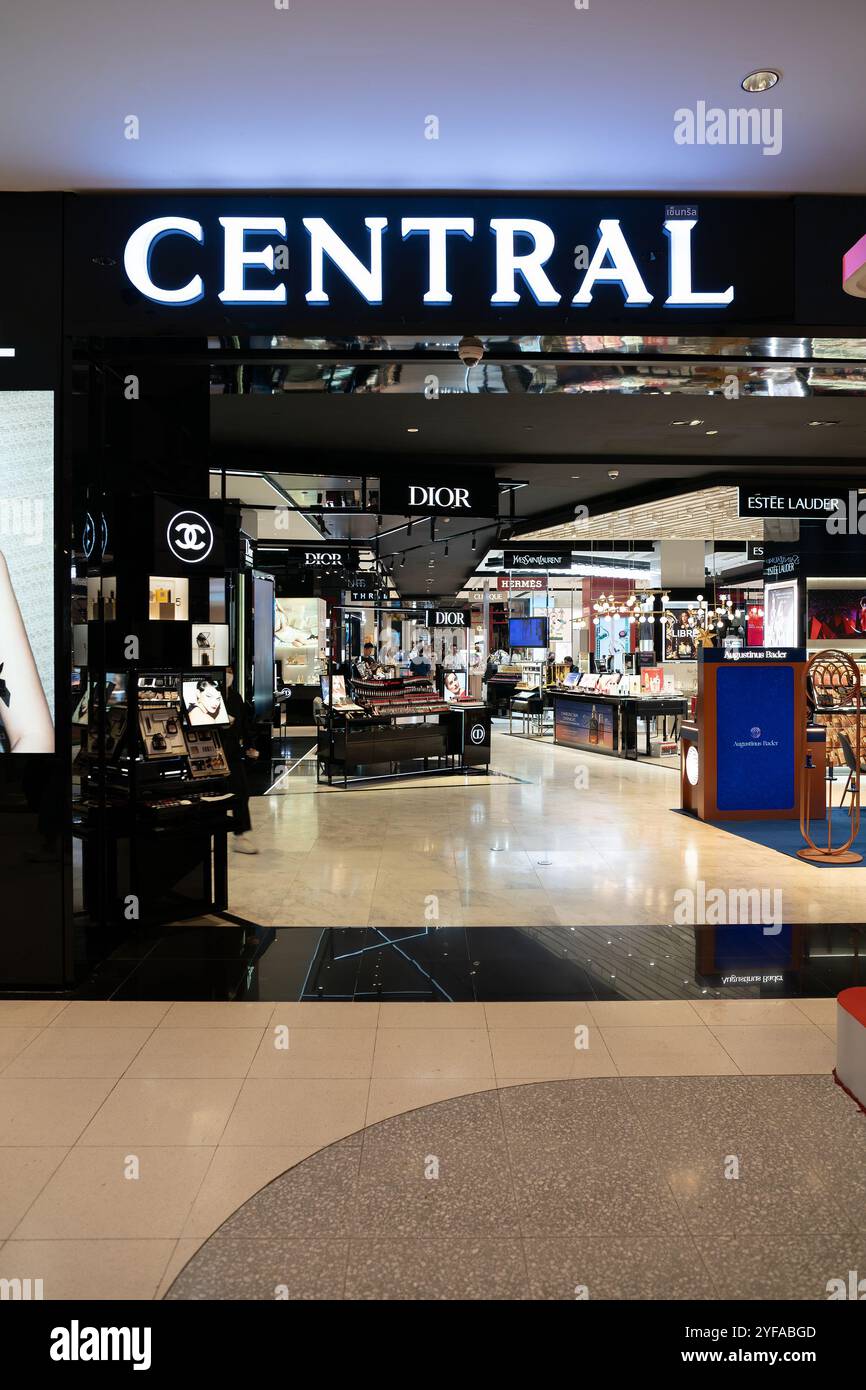 BANGKOK, THAILAND - 09. DEZEMBER 2023: Eintritt zum Central Department Store in Bangkok. Stockfoto