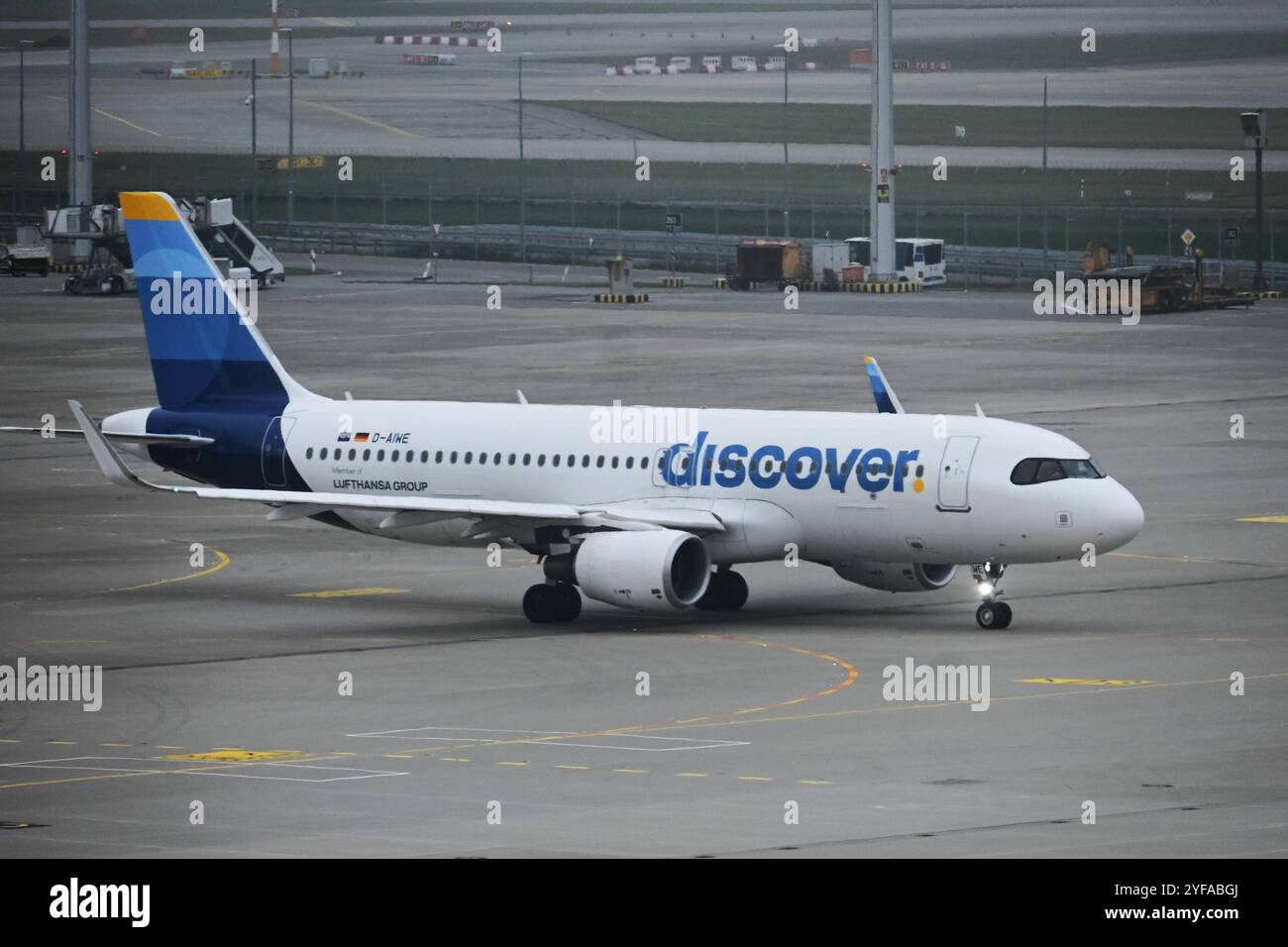 Flughafen München, Franz Josef Strauss, IATA-Code MUC. Foto: Airbus A320-214 der Discover Airline. Die EW Discover GmbH, im Aussenauftritt Discover Airlines, ist eine deutsche Fluggesellschaft und Teil der Lufthansa Group. Die Airline bietet touristische Flüge auf der kurz-, Mittel- und Langstrecke an. Bis zum 5. September 2023 operierte das Unternehmen unter dem Namen Eurowings Discover *** Flughafen München, Franz Josef Strauss, IATA-Code MUC Photo Airbus A320 214 der Discover Airbus EW Discover GmbH, auch bekannt als Discover Airlines, ist eine deutsche Fluggesellschaft und Teil der Lufthansa Group the airli Stockfoto