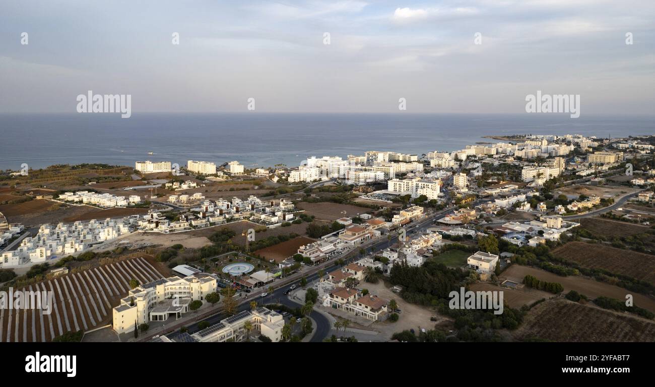 Drohnenblick von oben auf die Ferienortstadt. Protaras Stadt. Sommerferienort. Zypern Europa Stockfoto