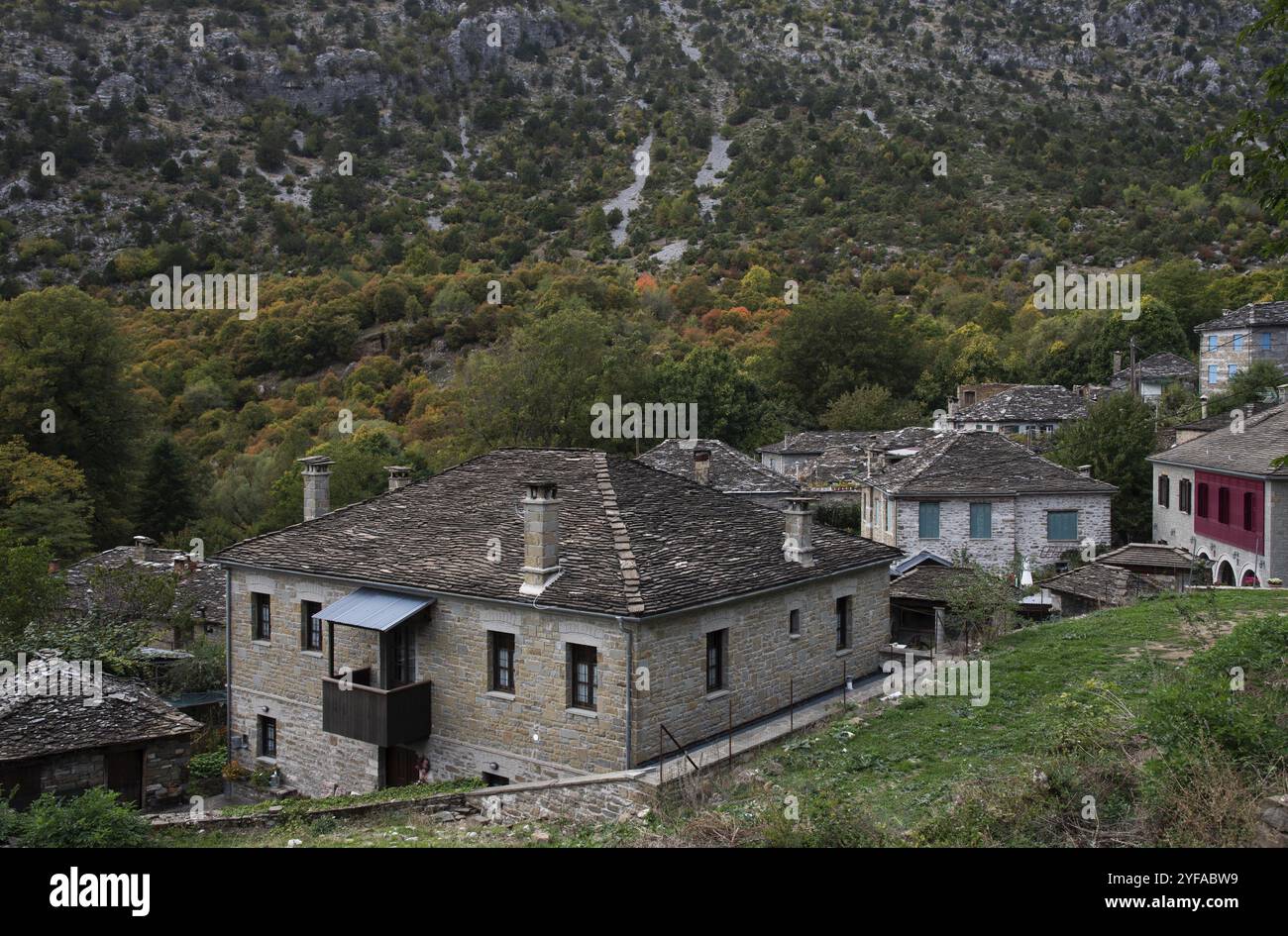 Traditionelles Dorf Tsepelovo in der Region Zagori, Ioannina, Epirus, Griechenland, Europa Stockfoto