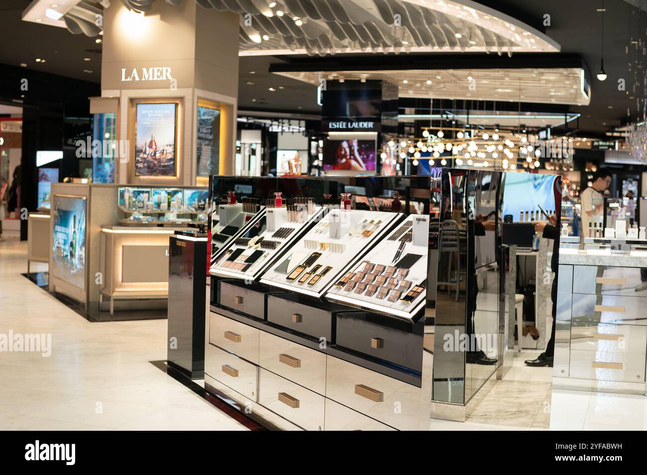 BANGKOK, THAILAND - 09. DEZEMBER 2023: Tom Ford Make-up-Produkte werden im Central Department Store in Bangkok ausgestellt. Stockfoto