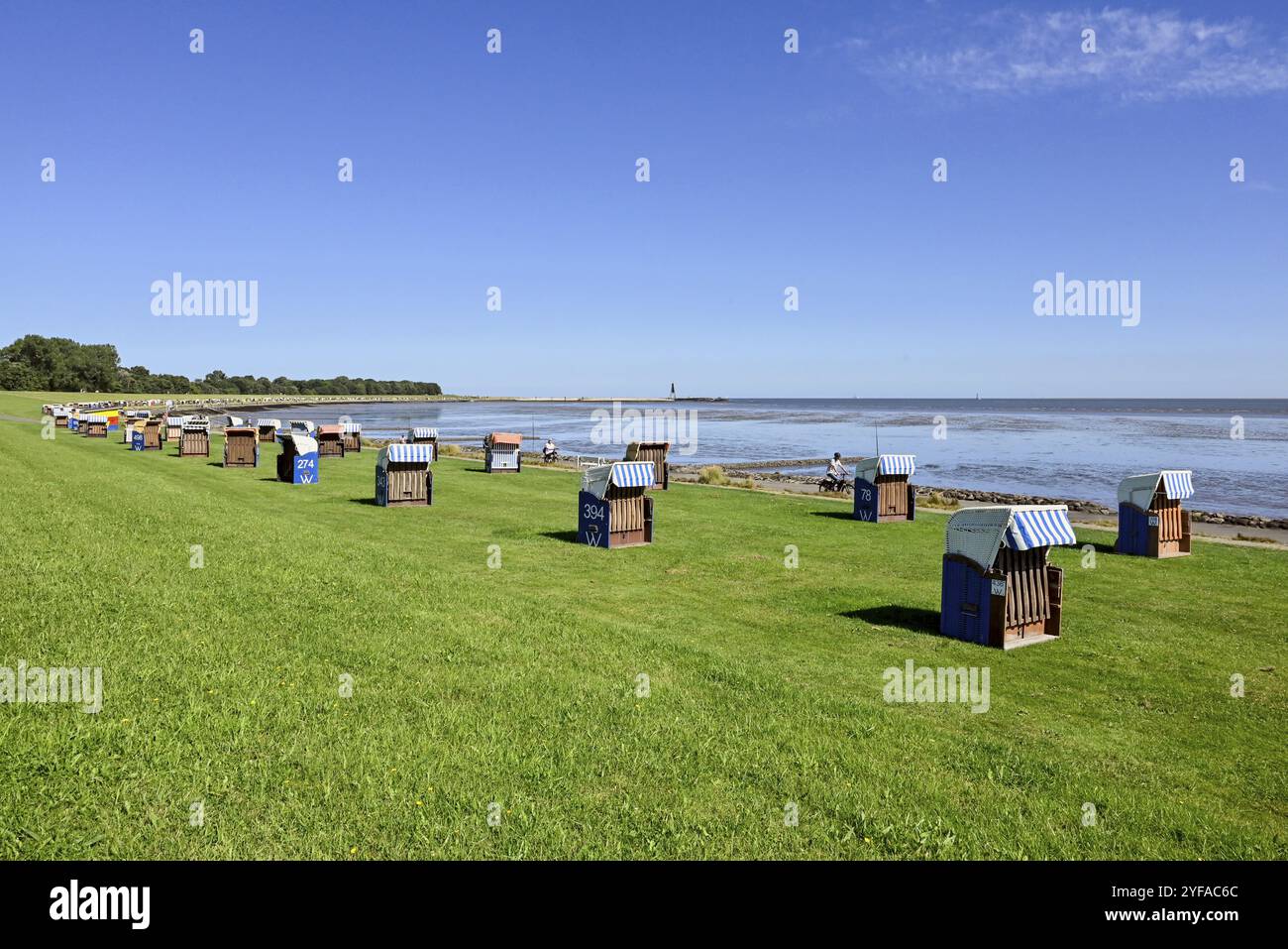 Liegestühle in der Bucht von Grimmershoern, Cuxhaven, Niedersachsen, Deutschland, Europa Stockfoto