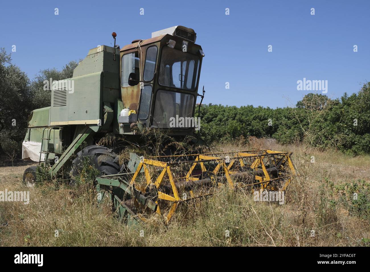 Ein alter, verlassener Mähdrescher auf dem Feld. Landwirtschaftsmaschinen Stockfoto