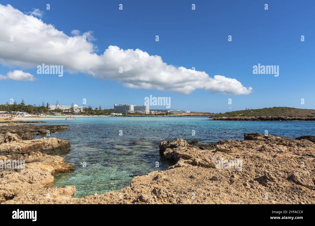 Ayia Napa, Zypern., 14. Februar 2021: Menschen ruhen sich aufgrund der COVID-19-Pandemie am leeren Strand aus. Nissi Beach Agia Napa, Zypern, Europa Stockfoto