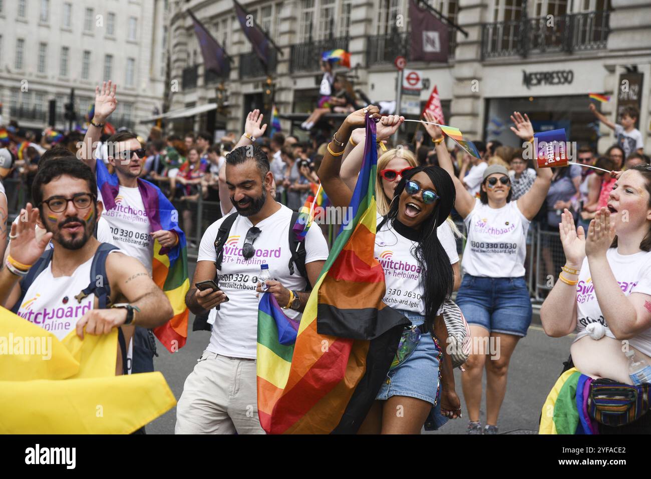 London, Großbritannien, 6. Juli 2019: Fröhliche lgbt-Leute und Unterstützer in bunten Kostümen mit Regenbogenfarben, die auf dem berühmten Pride para vorführen Stockfoto