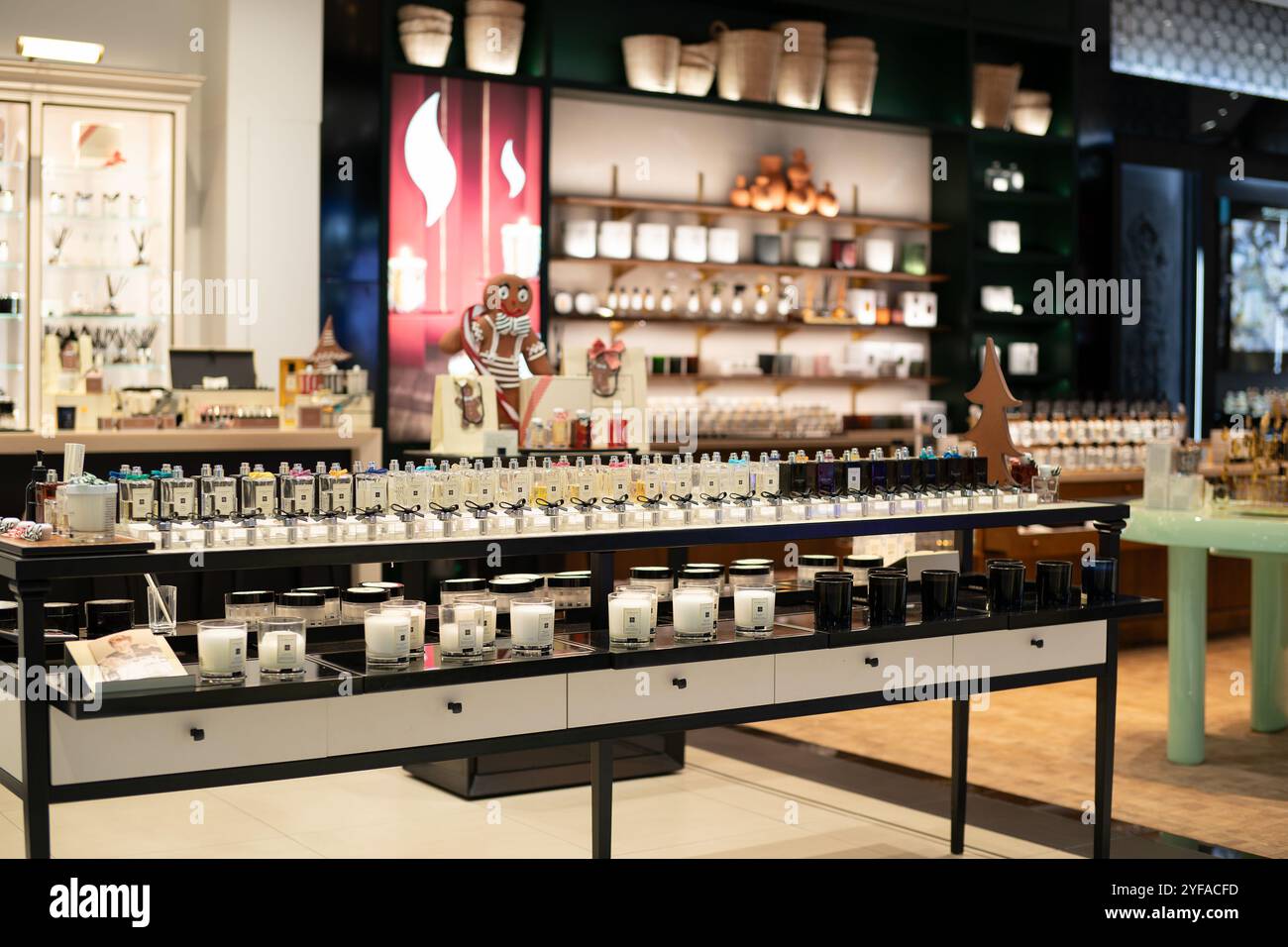 BANGKOK, THAILAND - 09. DEZEMBER 2023: Jo Malone Produkte werden im Central Department Store in Bangkok ausgestellt. Stockfoto