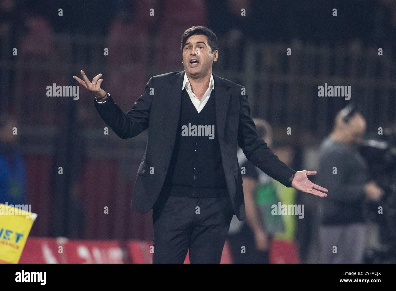 Monza, Italien. 02-11-2024. U-Power-Stadion. Italienische Fußballmeisterschaft der Serie A 2024-25. Monza vs Mailand 0-1. Paulo Fonseca, Trainer Milan, nervöser Dura Stockfoto