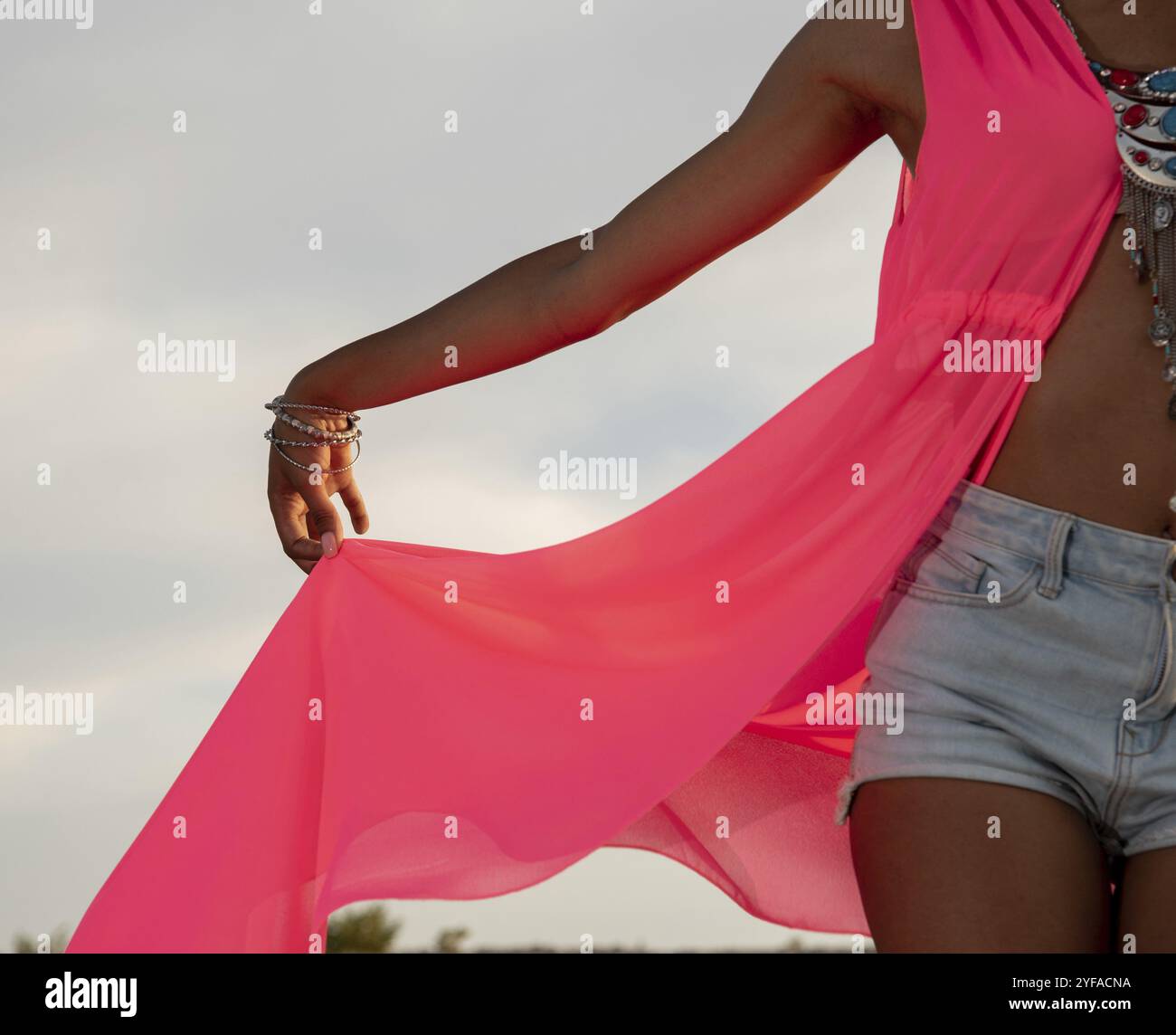 Unerkannte afrikanische Model-Frau mit roter Kleidung, die Modellierung und Posen macht. Modellierung und Mode Stockfoto