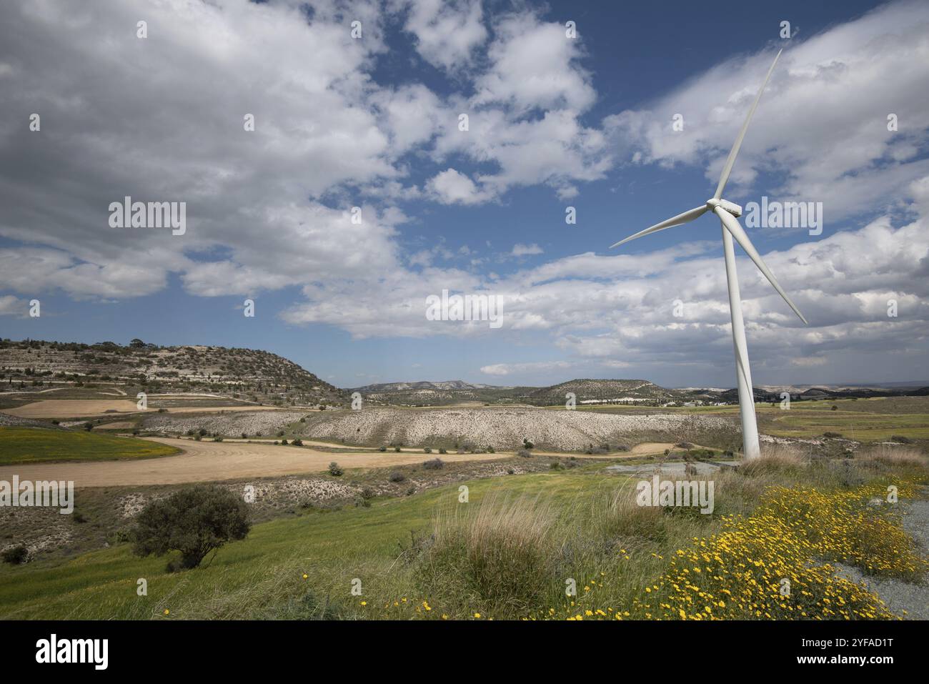 Windkraftwerke in einem Turbinenpark, die Strom aus Wind erzeugen. Alternative erneuerbare Energien in Zypern Stockfoto