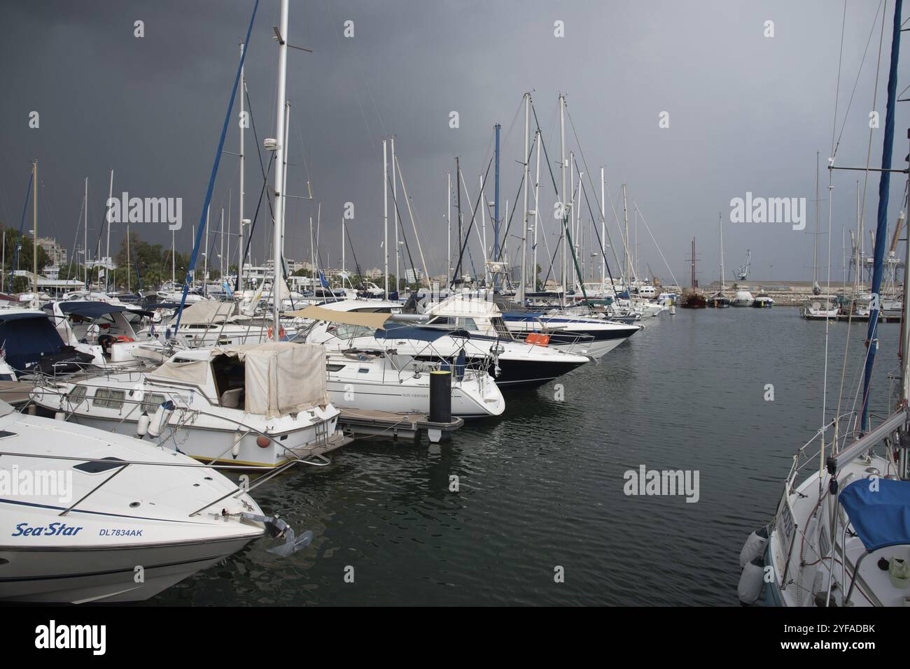 Larnaca, Zypern, 15. September 2019: Luxusyachten, die an einem stürmischen Tag in Europa im Yachthafen von Larnaca ankern Stockfoto