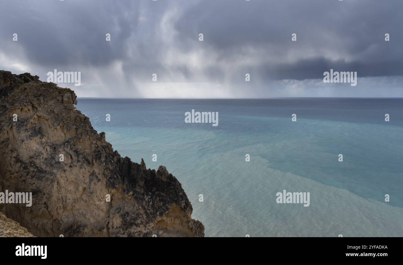 Stürmischer Himmel mit dramatischen Wolken über dem Meer. Stürmisches Wetter am Meer Stockfoto