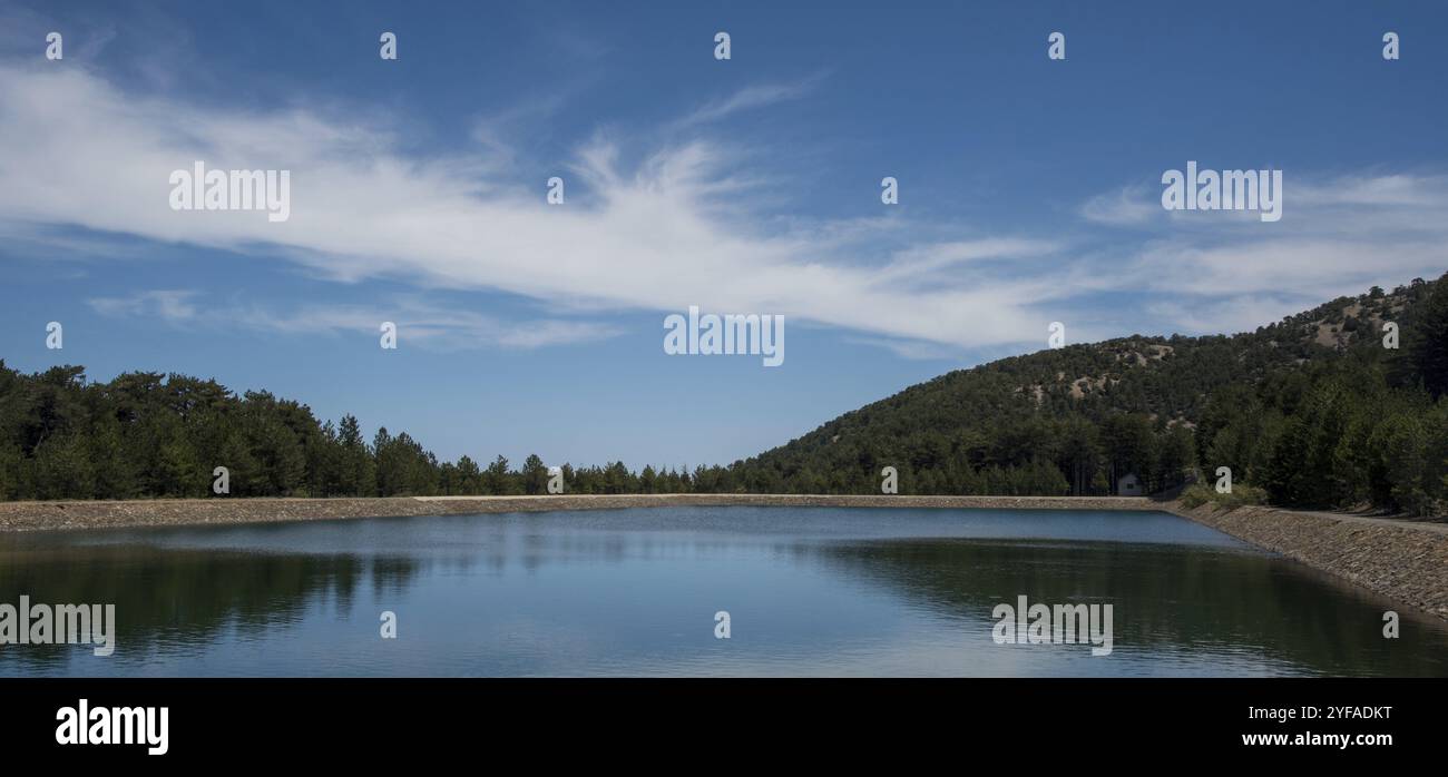 Panoramablick auf Damm voller Wasser im Wald, Prodromos Wasserreservoir Troodos Berge Zypern Stockfoto